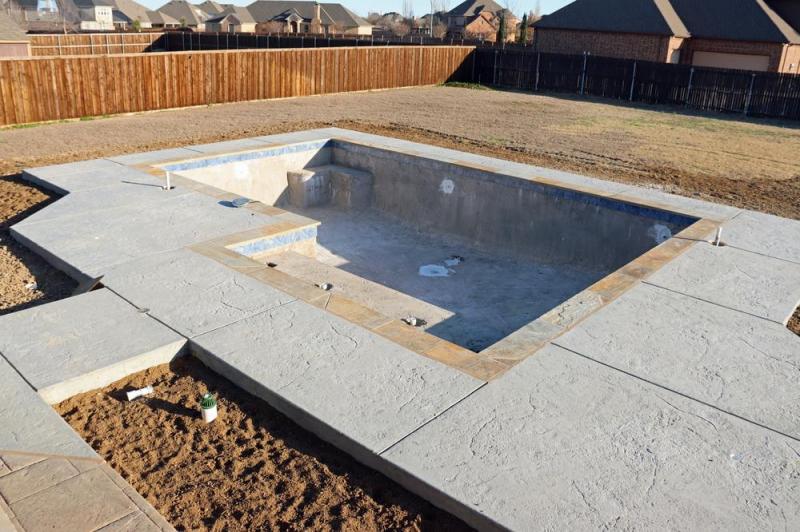 Construire une piscine pr&egrave;s de Besan&ccedil;on n&eacute;cessite un terrain pr&eacute;par&eacute;.