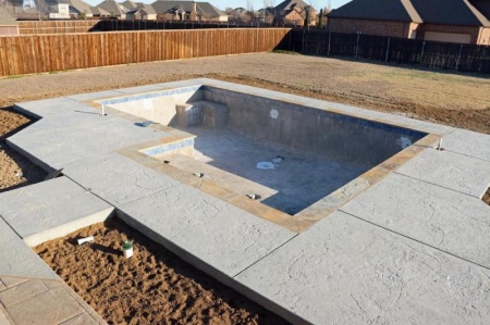 Construire une piscine pr&egrave;s de Besan&ccedil;on n&eacute;cessite un terrain pr&eacute;par&eacute;.